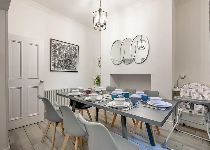 Staybynumbers - City Centre Victorian Townhouse