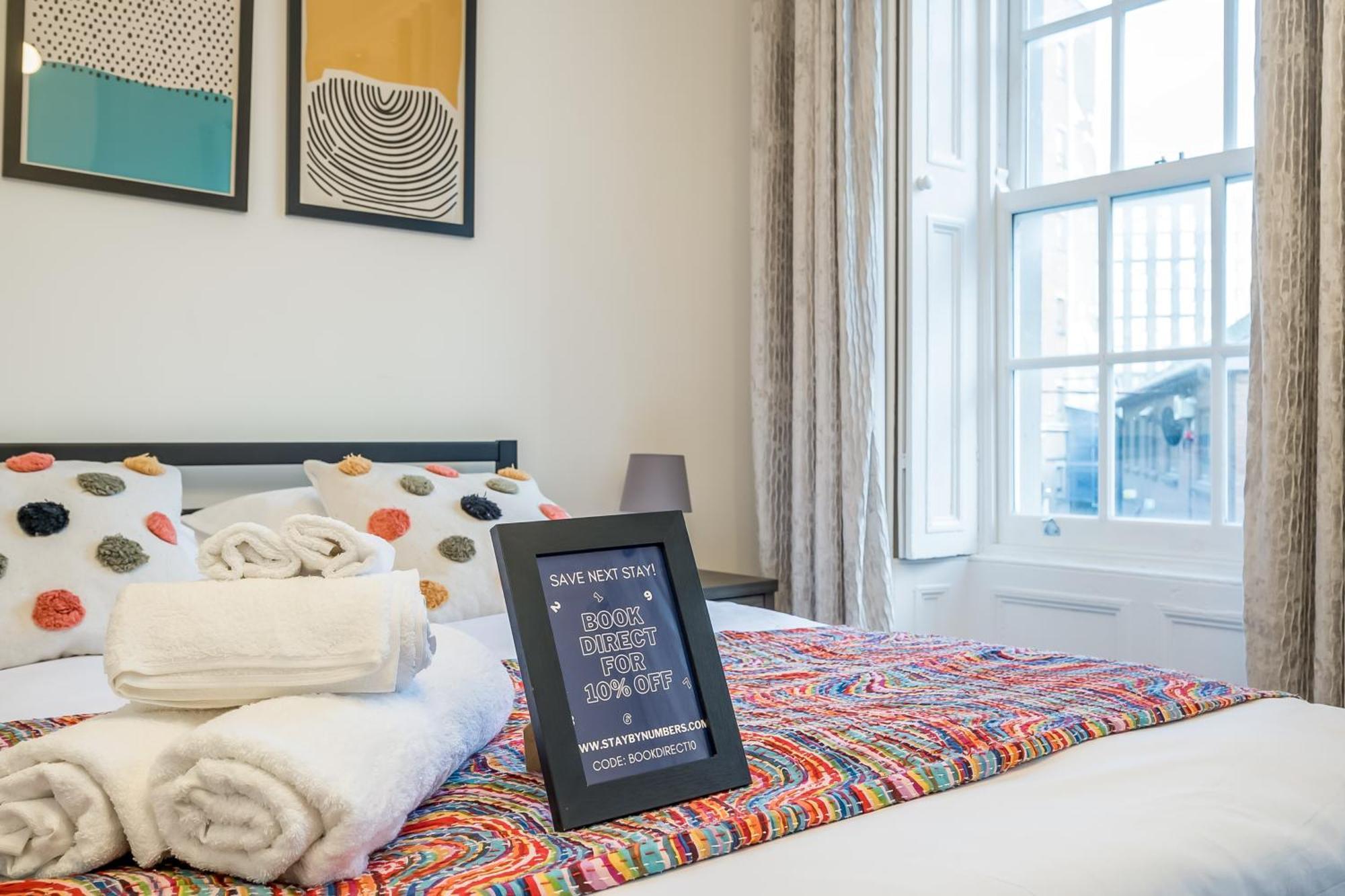Staybynumbers - Centre Victorian Townhouse *