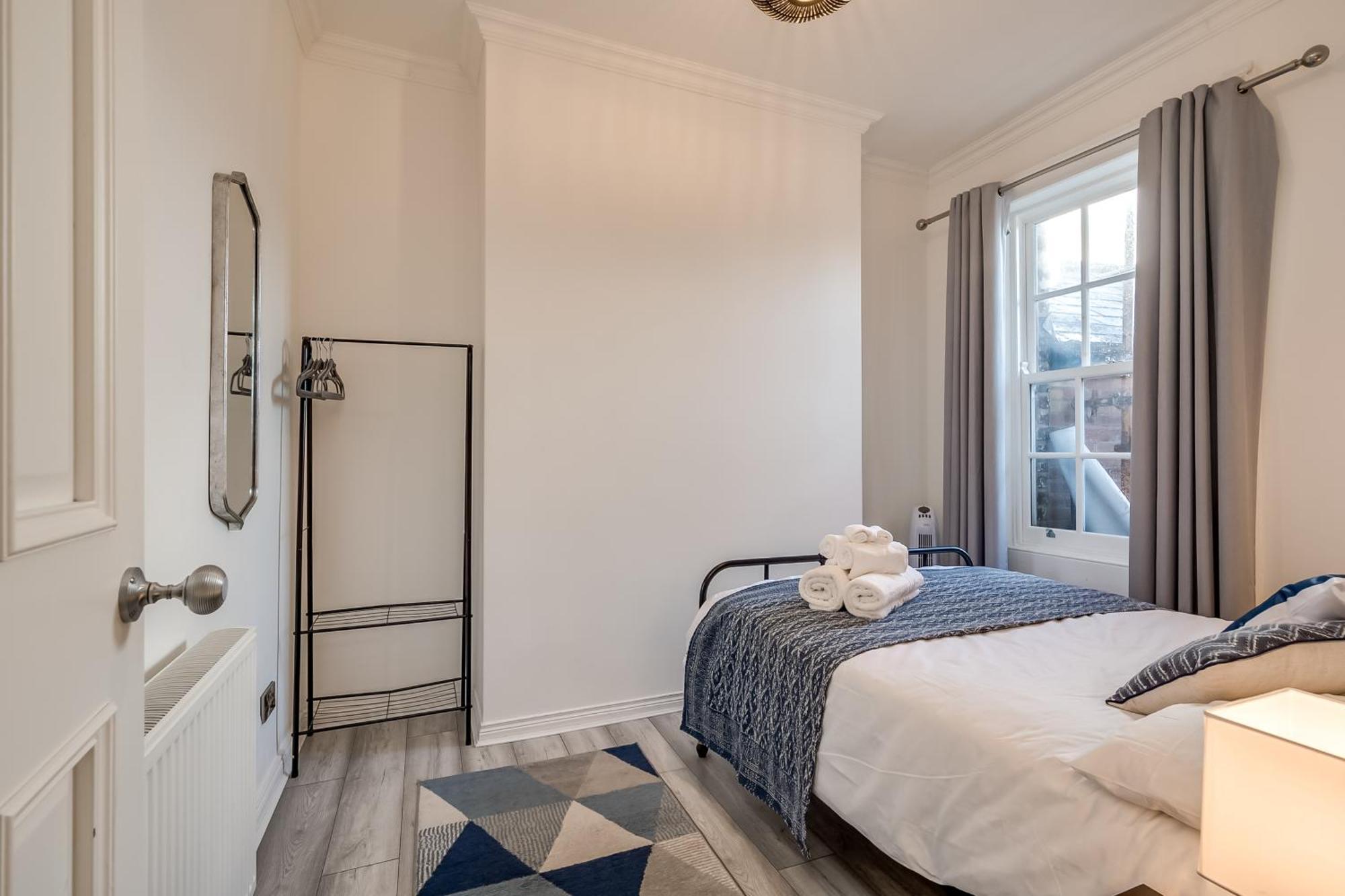 Staybynumbers - Centre Victorian Townhouse
